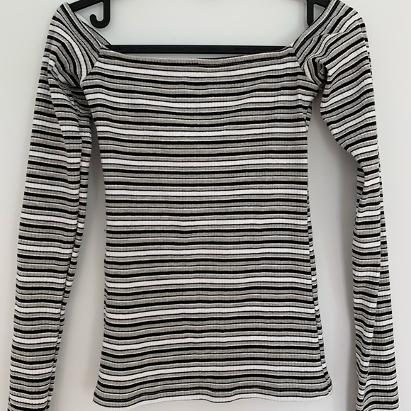 🛍3/$25 HOLLISTER 
Off the Shoulder Top - Picture 4 of 4